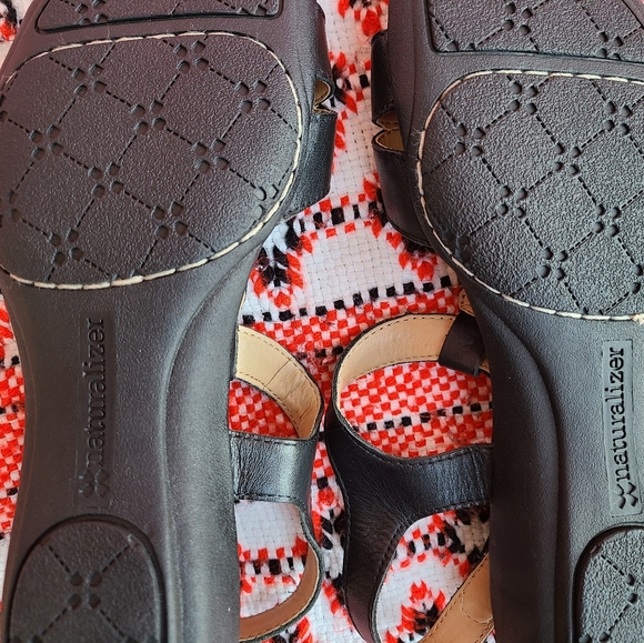 《Naturalizer N5 black and gold sandals size 7.5》 - Picture 6 of 7